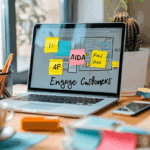 komputer z notatkami związanymi z copywritingiem