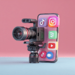 Kolorowy, hiperrealistyczny projekt 3D profesjonalnej kamery wideo i ekranu smartfona wyświetlającego ikony TikToka, Instagrama i YouTube'a.